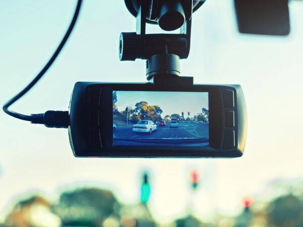 Jak zainstalować kamerę do samochodu – poradnik dla początkujących użytkowników