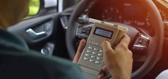 Czym jest proces kalibracji alkomatu i jak to działa?