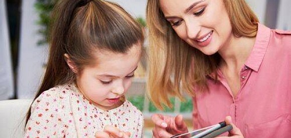 Rodzice mogą pomóc swoim dzieciom w bezpiecznym poruszaniu się po sieci